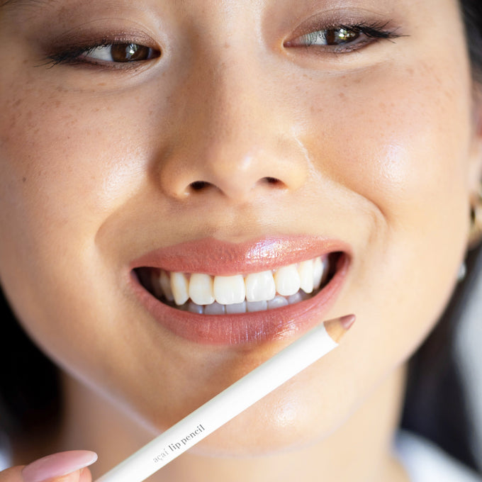 Acai Lip Pencil - Makeup - Ere Perez - ere-perez-Emily-look2-03 - The Detox Market | Shy - natural taupe