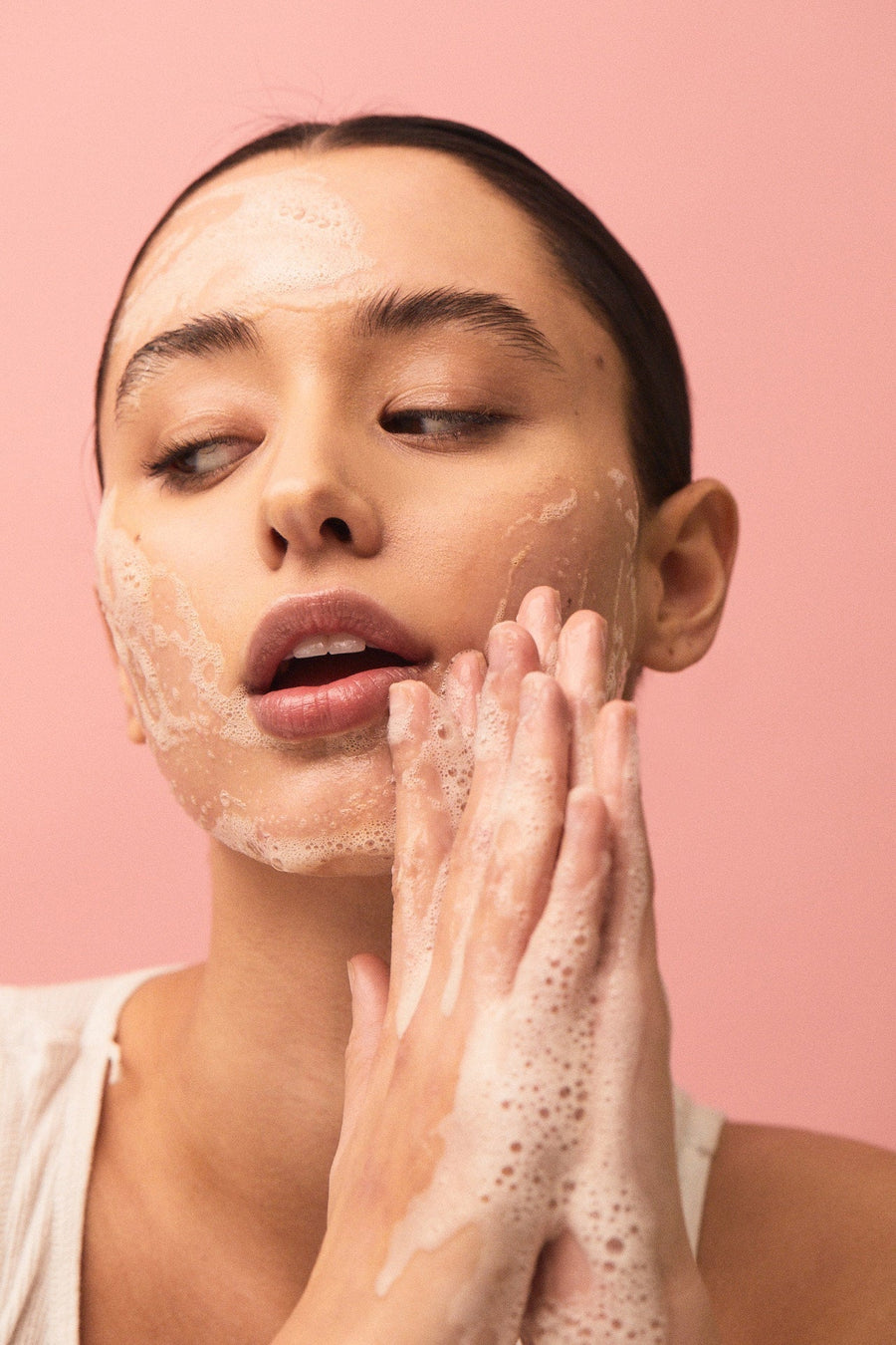 8 Best Natural Makeup Removers for Taking The Day Off
