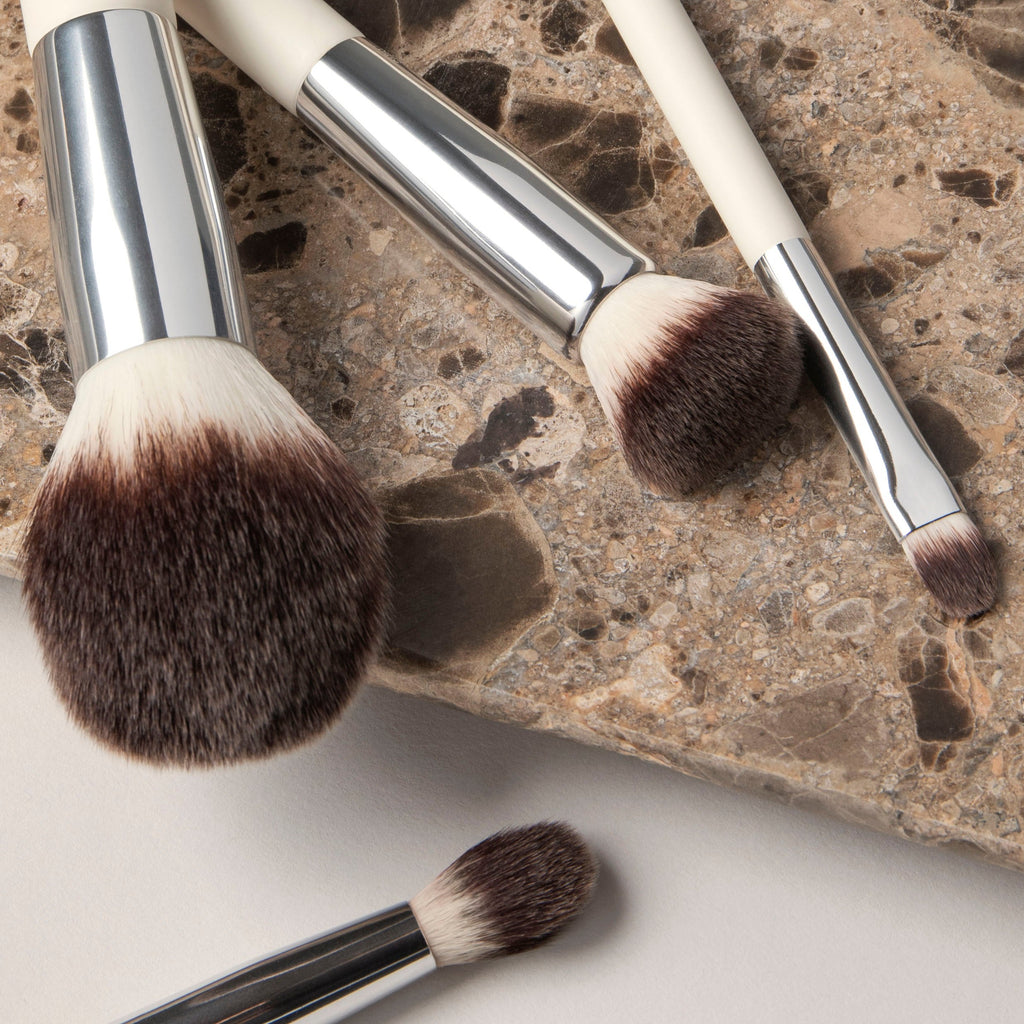 ILIA-Finishing Powder Brush-Makeup-2022_ILIA_Brush_Group-The Detox Market | 