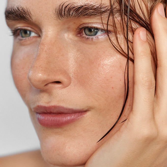 True Botanicals-Glow On The Go-Skincare-GlowOnTheGo_Model-The Detox Market | 