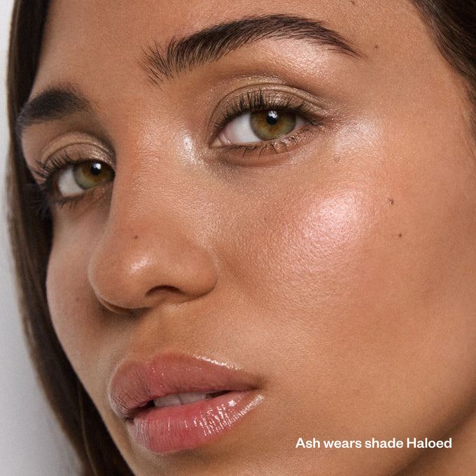 Kosas-Shiny Objects Wet Glisten Highlighter-Makeup-HaloedHeroModel_d9854510-23d3-4b92-b23d-54f4a6e2e6b1-The Detox Market | Haloed - Champagne Sheen