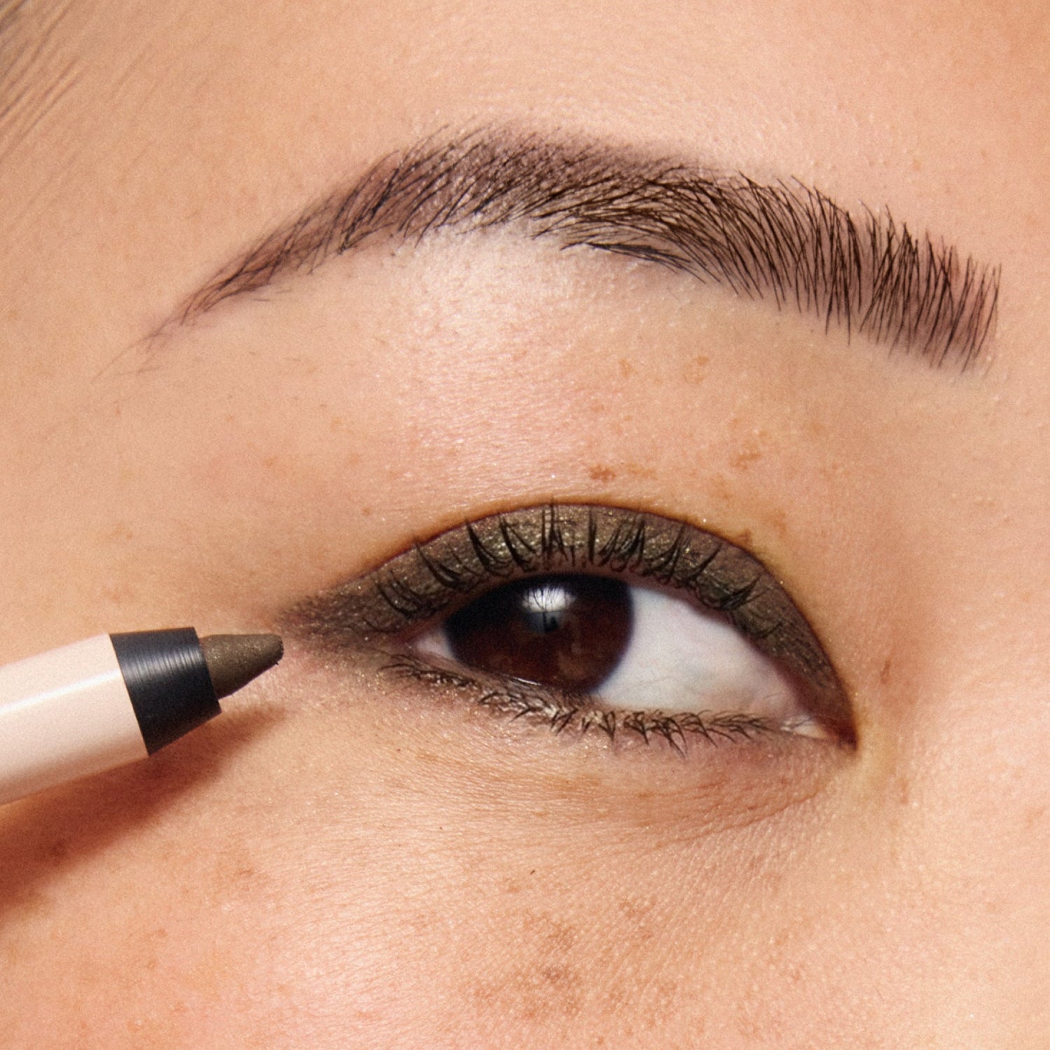 ILIA-Thru Line Waterproof Eyeliner-Makeup-ILIATHRULINEEYELINER_2026_MODEL_ABSTRACT_MEDIUM_1500x2000_e2b438f0-a56b-4d70-a624-5250515f6a77-The Detox Market | Abstract - Cool bronze shimmer