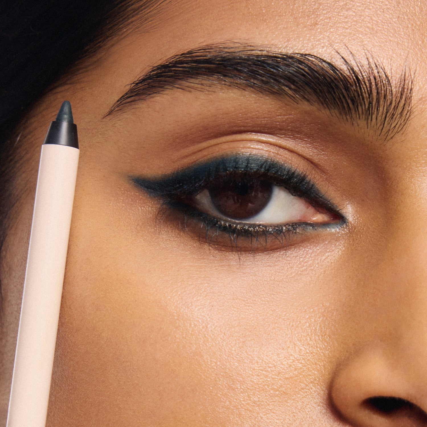 ILIA-Thru Line Waterproof Eyeliner-Makeup-ILIATHRULINEEYELINER_2026_MODEL_DASH_DEEP_1500x2000_9d9e8889-b5e5-46f6-9e5f-4c12f23d2e75-The Detox Market | Dash - Matte indigo blush