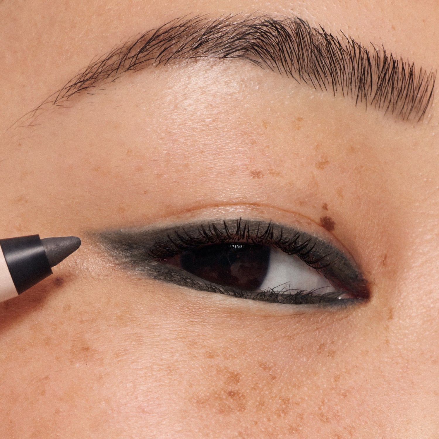 ILIA-Thru Line Waterproof Eyeliner-Makeup-ILIATHRULINEEYELINER_2026_MODEL_GRAPHITE_MEDIUM_1500x2000_ca114d95-b9e6-470d-a7ff-81e4fdce1d1c-The Detox Market | Graphite - Matte charcoal gray