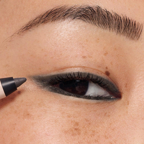 ILIA-Thru Line Waterproof Eyeliner-Makeup-ILIATHRULINEEYELINER_2026_MODEL_GRAPHITE_MEDIUM_1500x2000_ca114d95-b9e6-470d-a7ff-81e4fdce1d1c-The Detox Market | Graphite - Matte charcoal gray