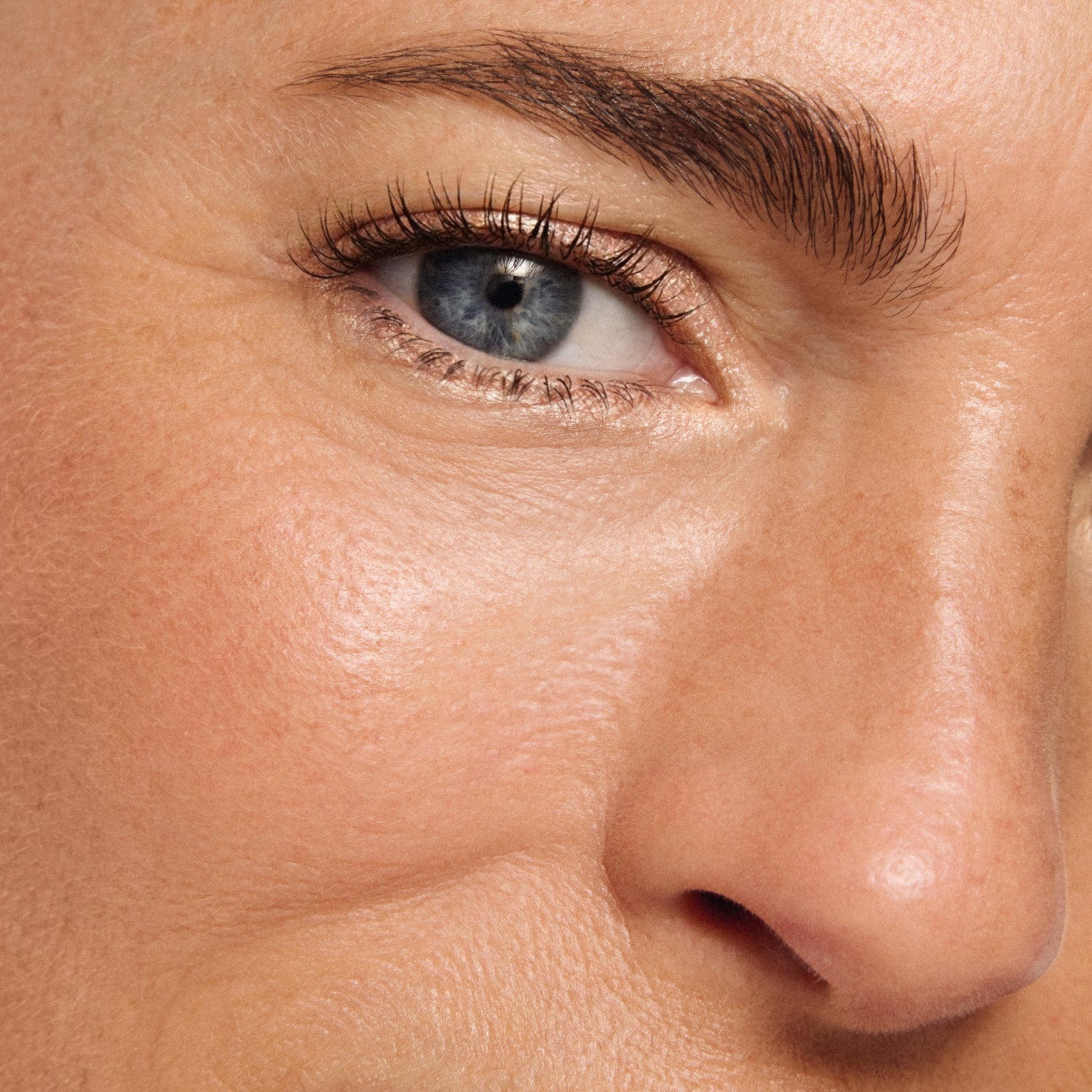 ILIA-Thru Line Waterproof Eyeliner-Makeup-ILIATHRULINEEYELINER_2026_MODEL_HYPERREAL_LIGHT_1500x2000_19b5a926-3d56-42c9-85ae-5661ca20c336-The Detox Market | Hyperreal - Warm champagne shimmer