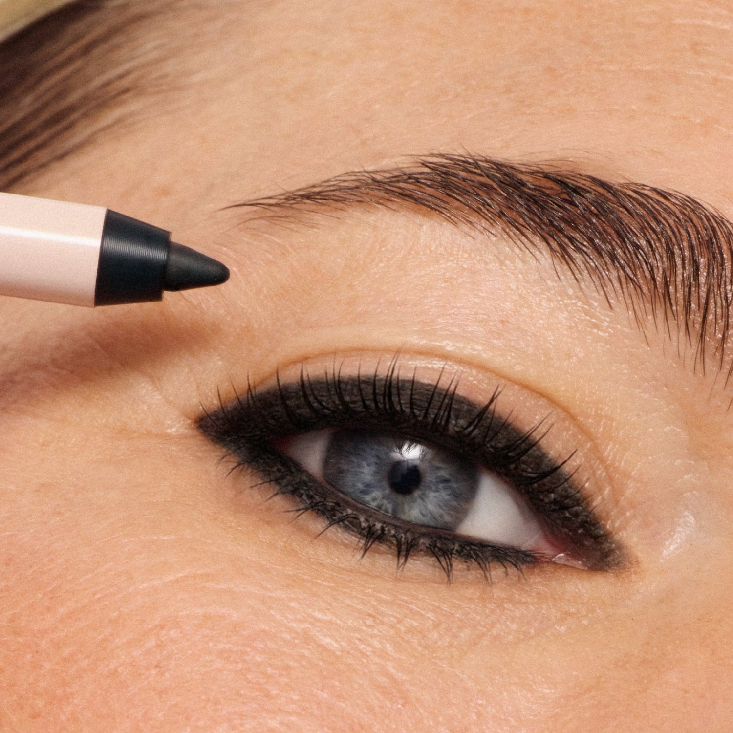 ILIA-Thru Line Waterproof Eyeliner-Makeup-ILIATHRULINEEYELINER_2026_MODEL_INK_LIGHT_1500x2000_d9b4e841-76fc-40d7-8b45-8bd938273158-The Detox Market | Ink - Matte black