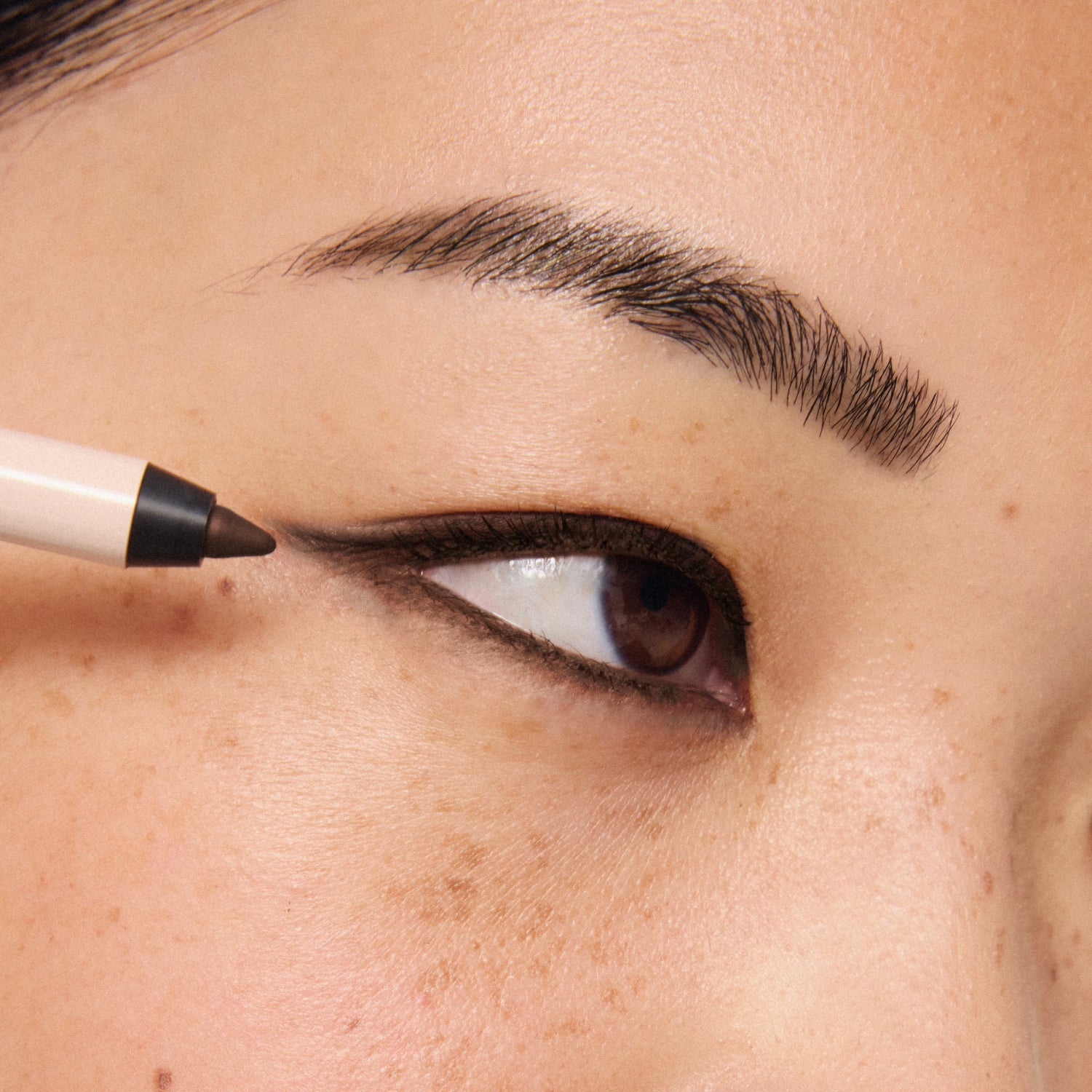 ILIA-Thru Line Waterproof Eyeliner-Makeup-ILIATHRULINEEYELINER_2026_MODEL_SERIF_MEDIUM_1500x2000_d259f145-1536-48c3-b258-f80e085ab35d-The Detox Market | Serif - Matte dark brown