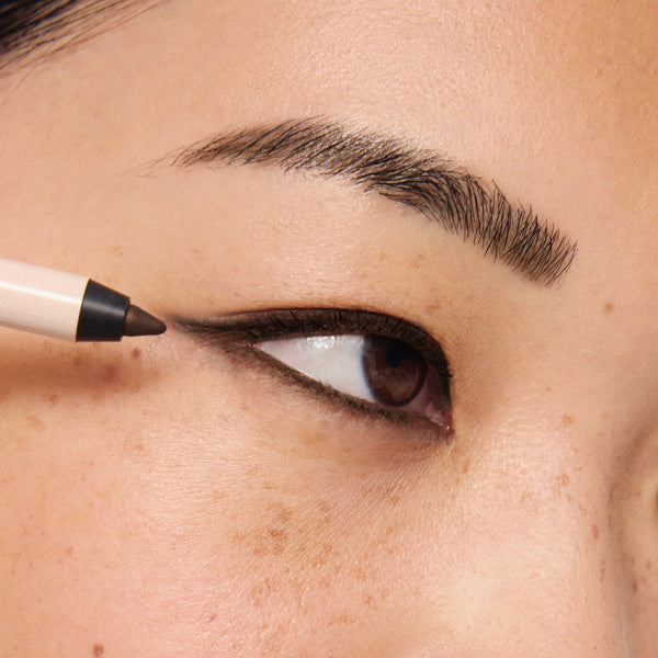 ILIA-Thru Line Waterproof Eyeliner-Makeup-ILIATHRULINEEYELINER_2026_MODEL_SERIF_MEDIUM_1500x2000_d259f145-1536-48c3-b258-f80e085ab35d-The Detox Market | Serif - Matte dark brown