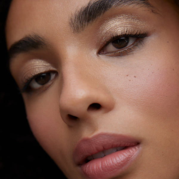 Wonderblush-La Lumière Liquid Eye Shadow-Makeup-LOOK_4_MANON_EYES_LaLumiere_Rayon_2405-The Detox Market | Rayon - Gold