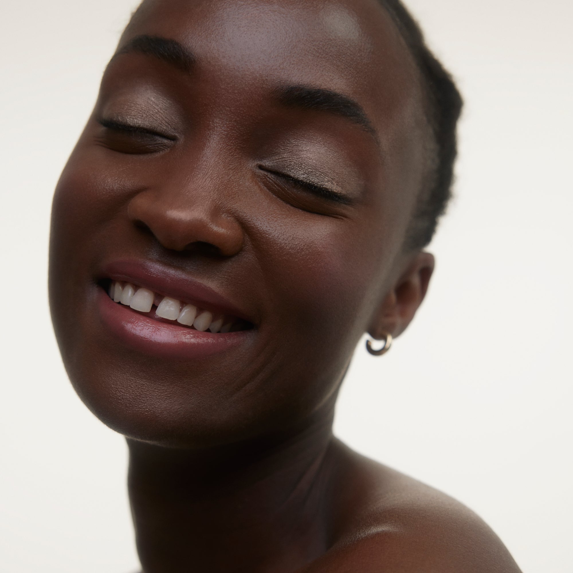 Wonderblush-La Lumière Liquid Eye Shadow-Makeup-LOOK_8_AYE_EYES_LaLumiere_Coquillage_3053-The Detox Market | Coquillage - Champagne