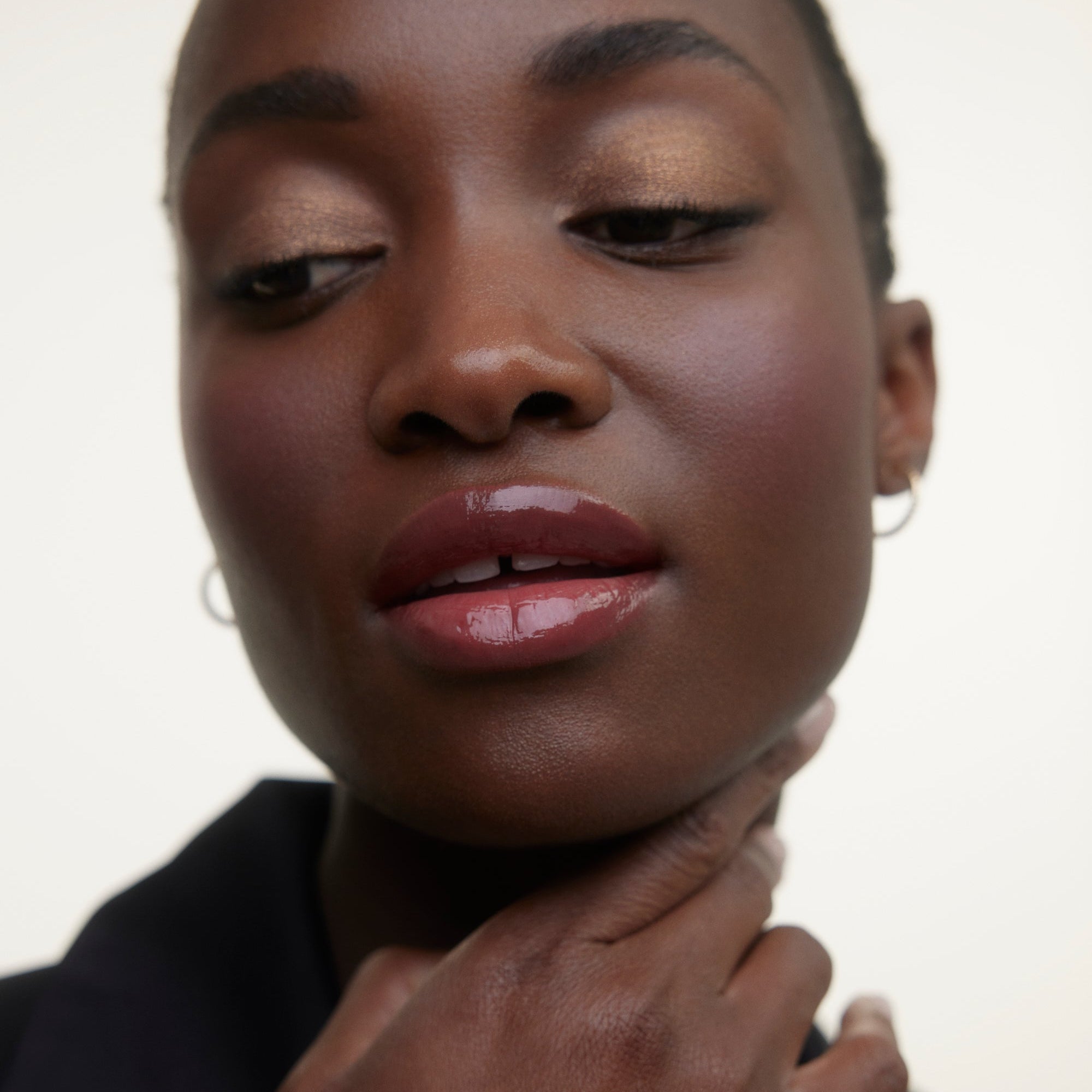 Wonderblush-La Laque Tinted Lip Oil-Makeup-LaLaque-ModelDarkSkin-Bordeaux-The Detox Market | Bordeaux - Deep berry