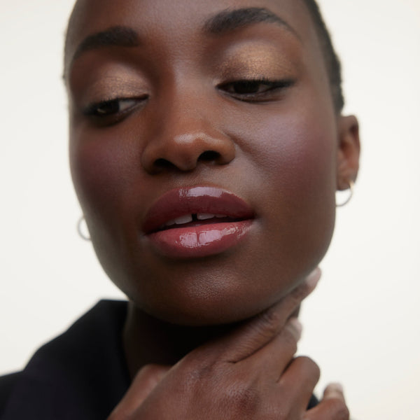 Wonderblush-La Laque Tinted Lip Oil-Makeup-LaLaque-ModelDarkSkin-Bordeaux-The Detox Market | Bordeaux - Deep berry