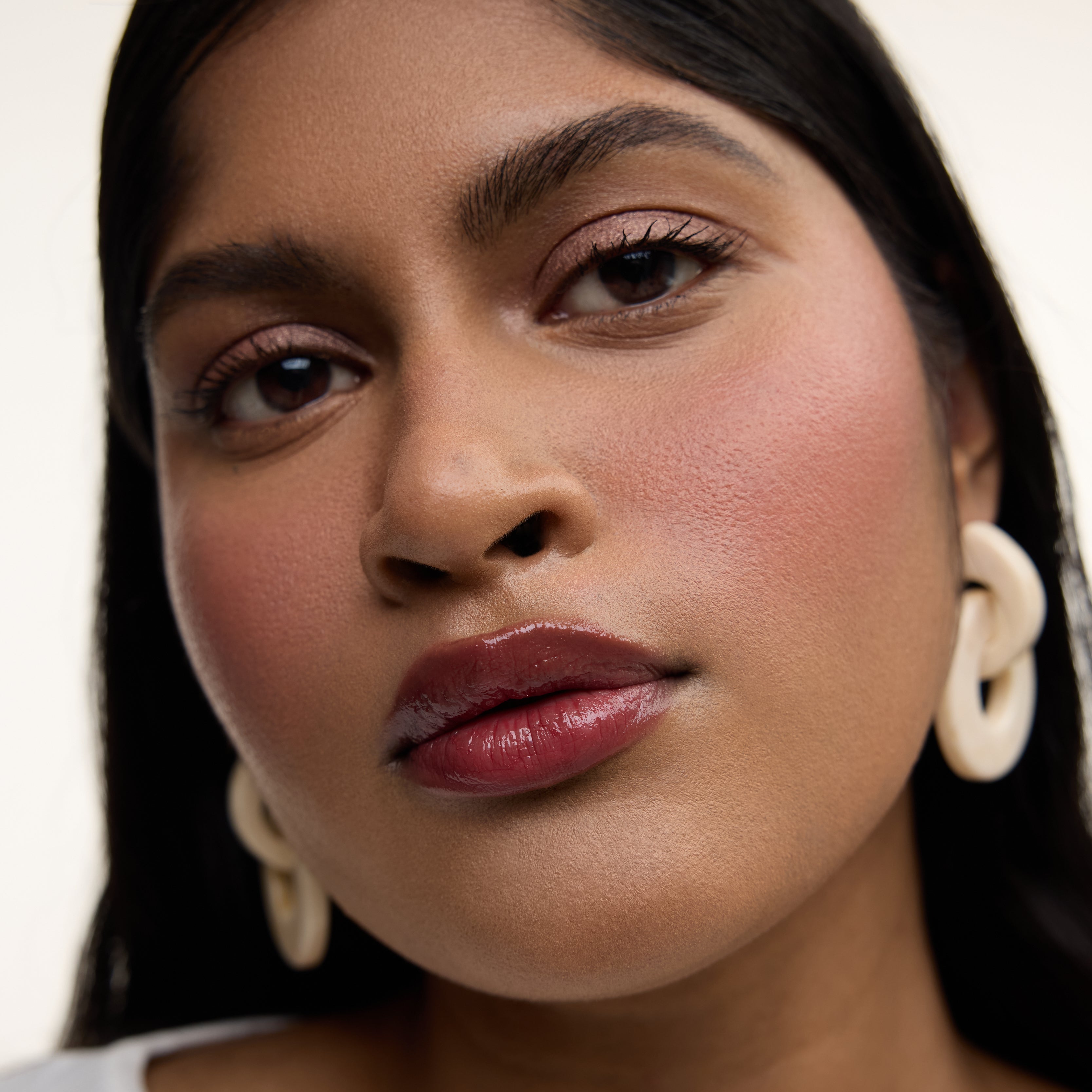 Wonderblush-La Laque Tinted Lip Oil-Makeup-LaLaque-ModelDarkSkin-Bordeaux_d5b00011-6668-49dc-b5e4-2e6b13ab78cd-The Detox Market | Bordeaux - Deep berry