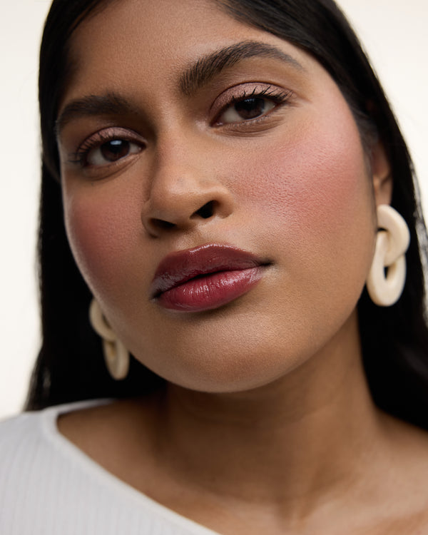 Wonderblush-La Laque Tinted Lip Oil-Makeup-LaLaque-ModelDarkSkin-Bordeaux_d5b00011-6668-49dc-b5e4-2e6b13ab78cd-The Detox Market | 