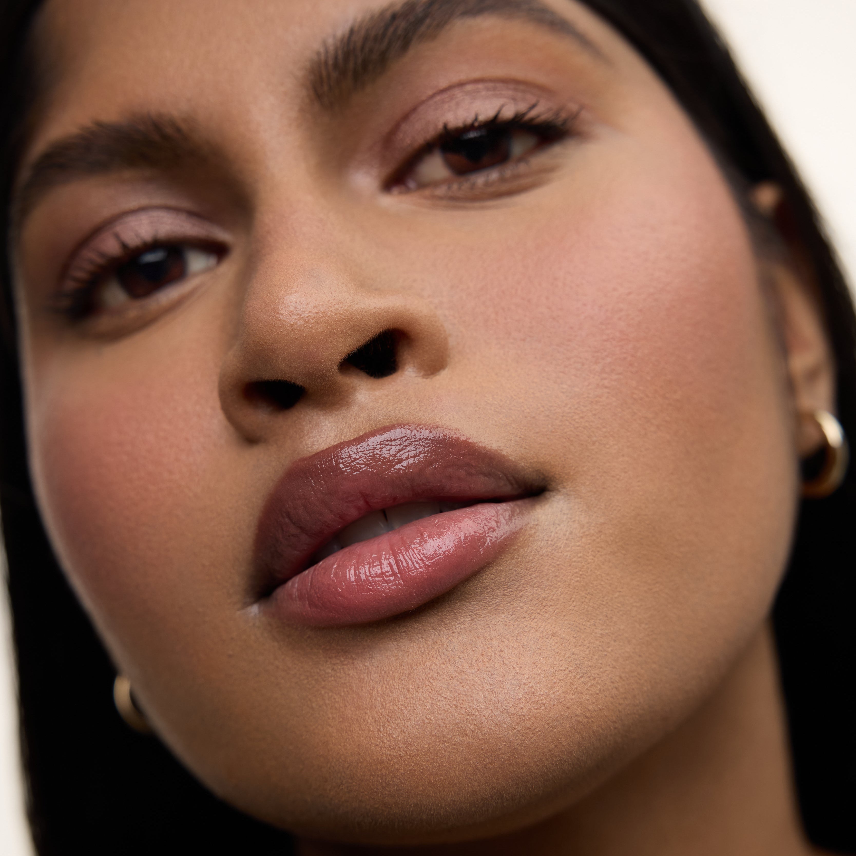 Wonderblush-La Laque Tinted Lip Oil-Makeup-LaLaque-ModelDarkSkin-Geranium_45b9a159-5bf5-4304-a49b-9def4184bdf7-The Detox Market | Geranium - Bright rosy pink