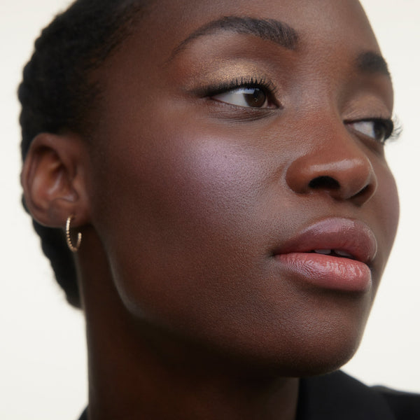Wonderblush-La Laque Tinted Lip Oil-Makeup-LaLaque-ModelDarkSkin-Geranium-The Detox Market | Geranium - Bright rosy pink
