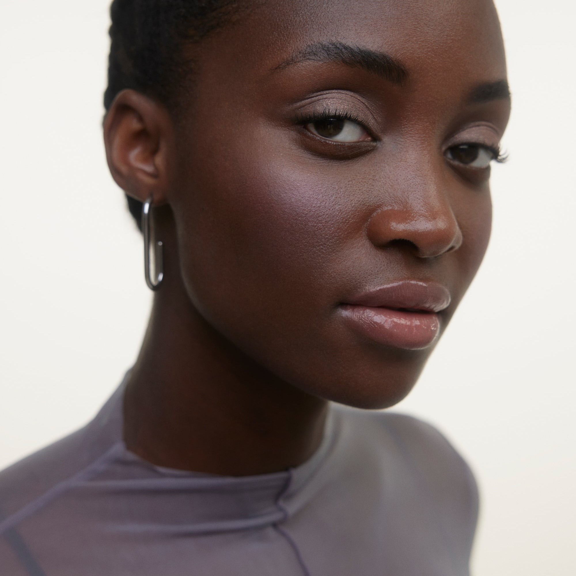 Wonderblush-La Laque Tinted Lip Oil-Makeup-LaLaque-ModelDarkSkin-Pulpe-The Detox Market | Pulpe - Nude blush