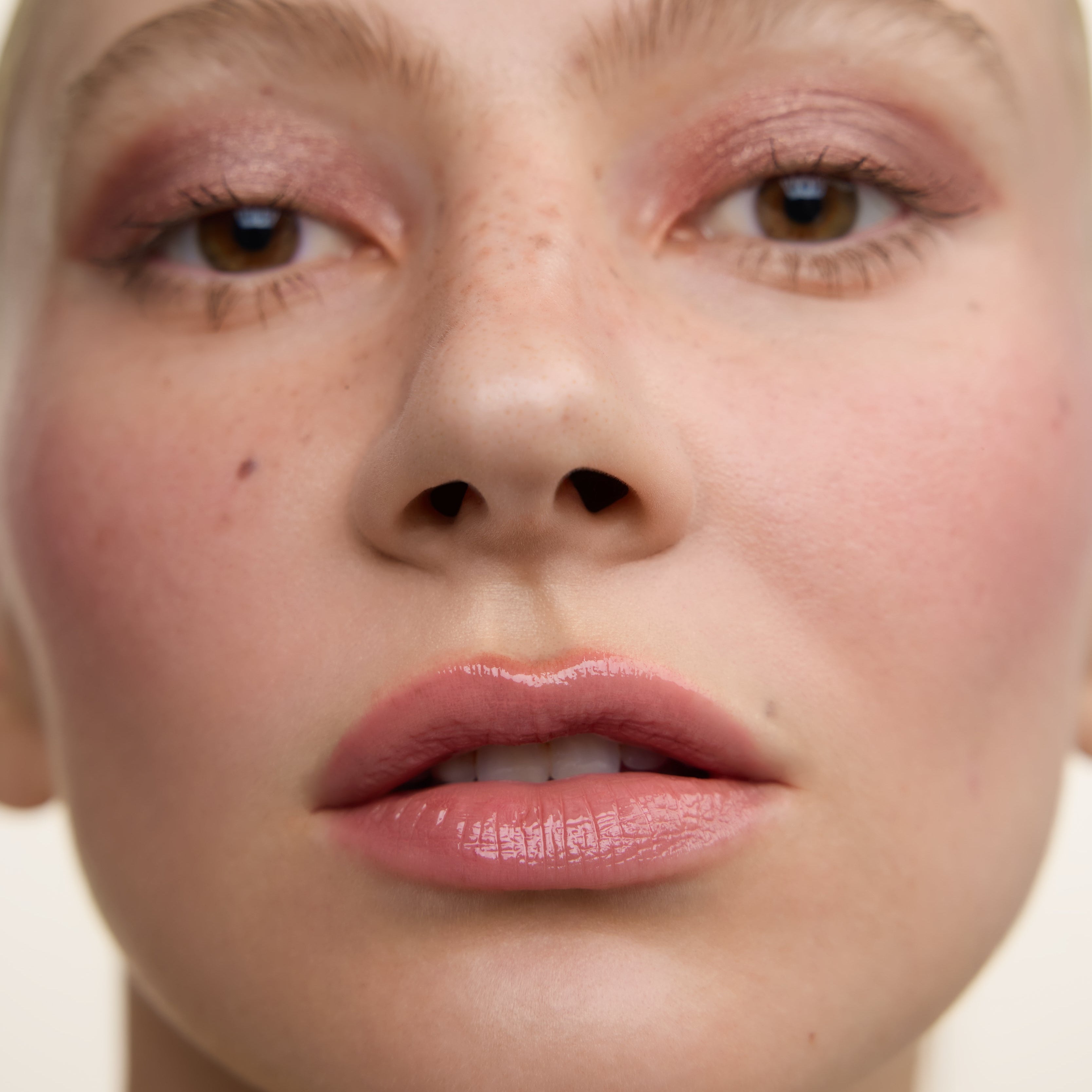 Wonderblush-La Laque Tinted Lip Oil-Makeup-LaLaque-ModelLightSkin-Flamant-The Detox Market | Flamant - Soft baby pink