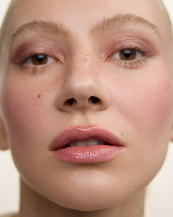 Wonderblush-La Laque Tinted Lip Oil-Makeup-LaLaque-ModelLightSkin-Flamant-The Detox Market | 
