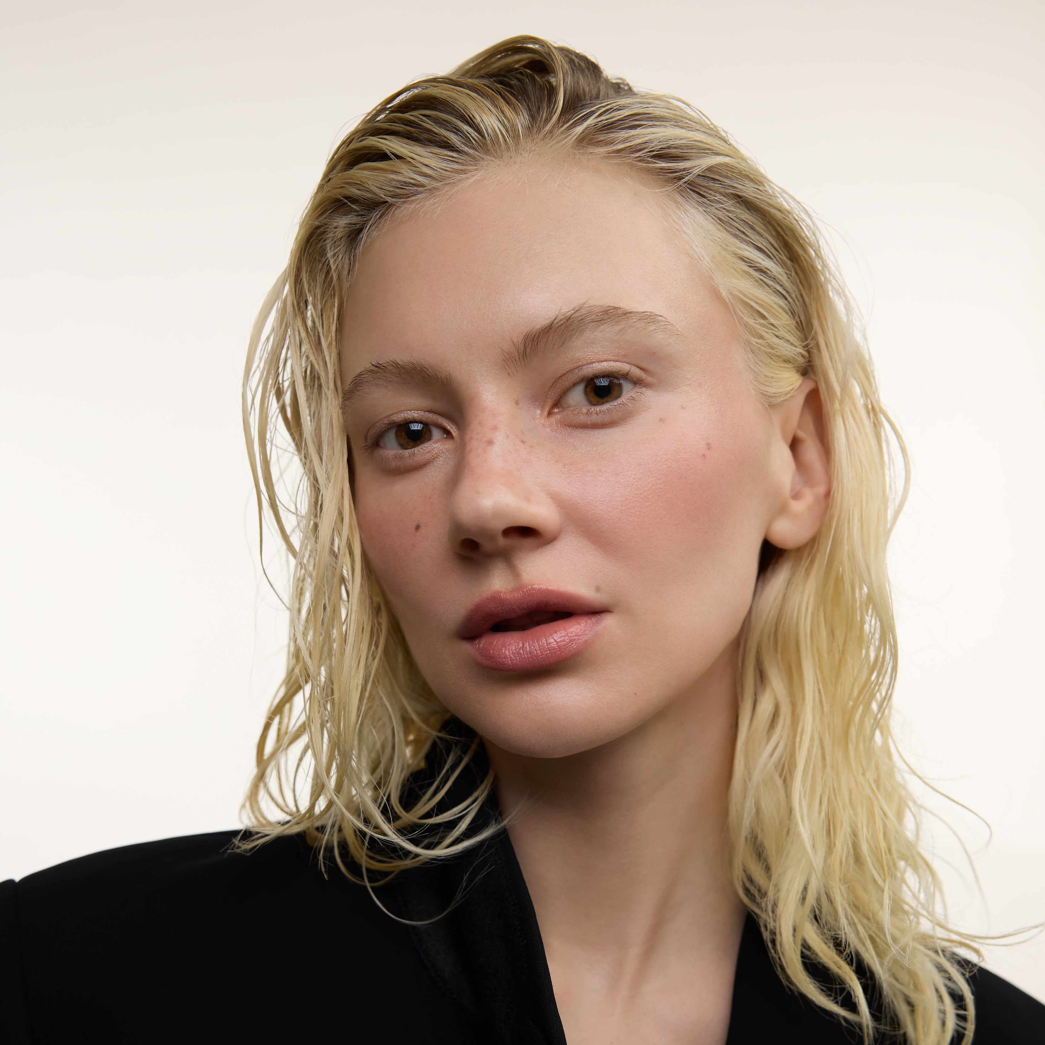 Wonderblush-La Laque Tinted Lip Oil-Makeup-LaLaque-ModelLightSkin-Geranium-The Detox Market | Geranium - Bright rosy pink