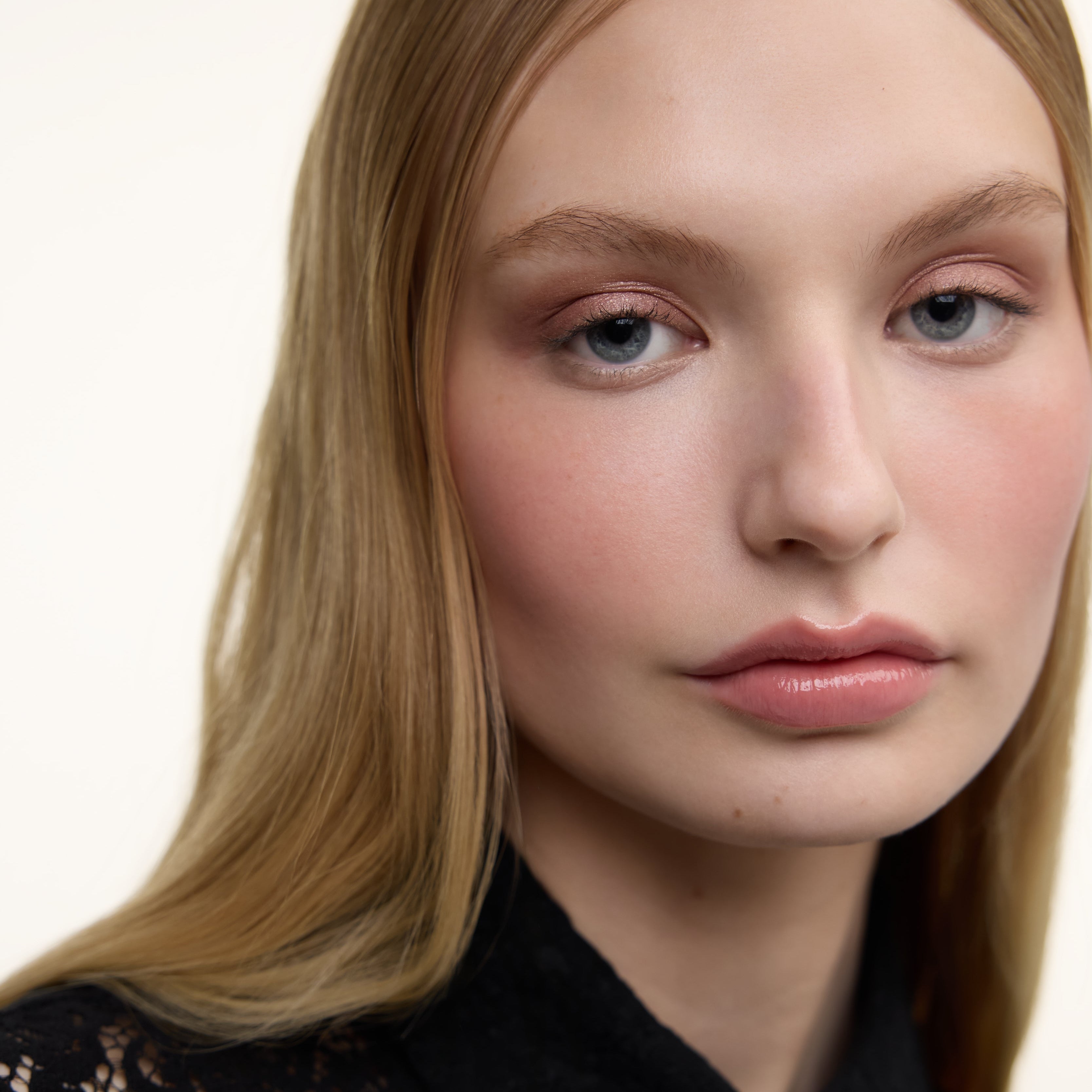 Wonderblush-La Laque Tinted Lip Oil-Makeup-LaLaque-ModelLightSkin-Pulpe-The Detox Market | Pulpe - Nude blush