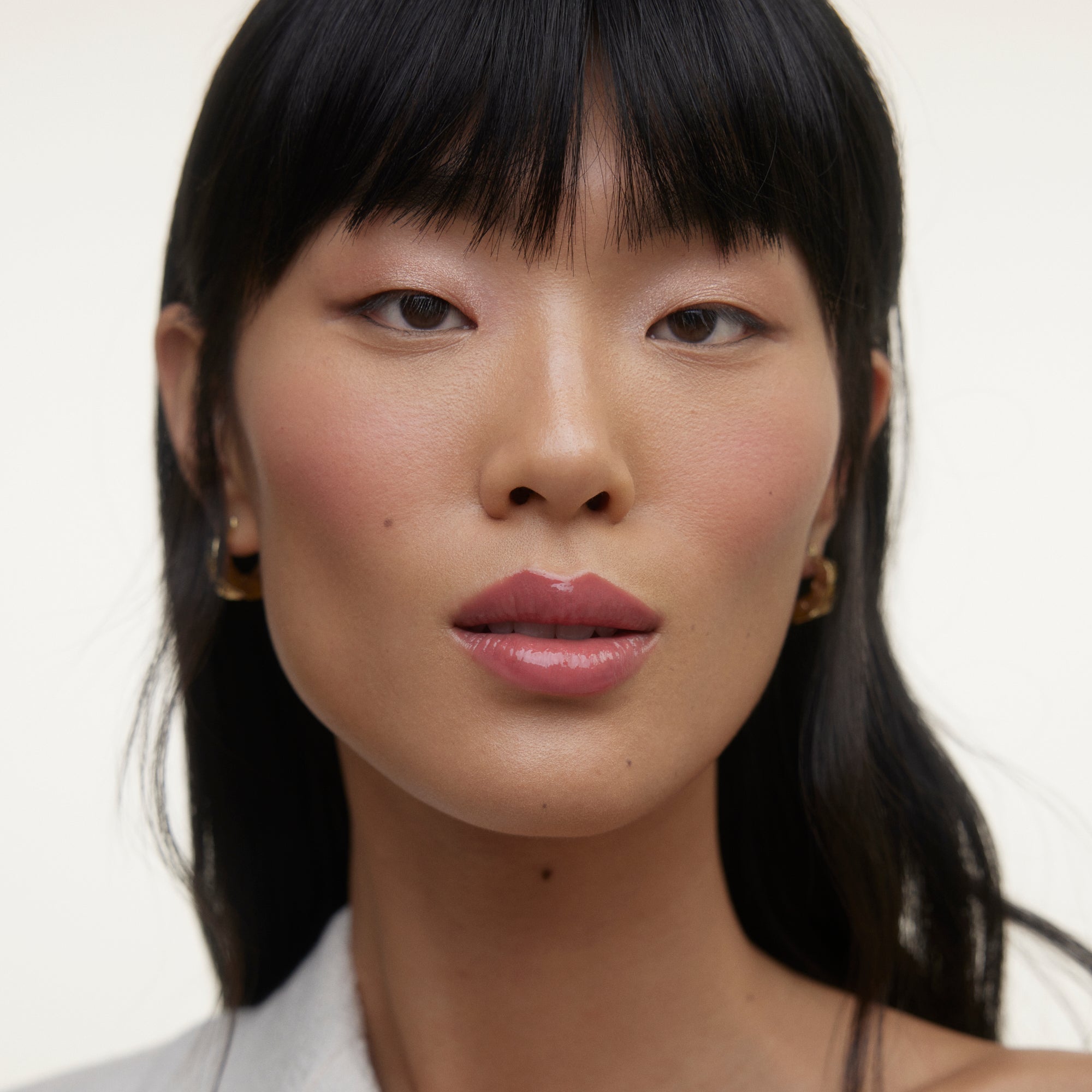 Wonderblush-La Laque Tinted Lip Oil-Makeup-LaLaque-ModelMediumSkin-Geranium-The Detox Market | Geranium - Bright rosy pink