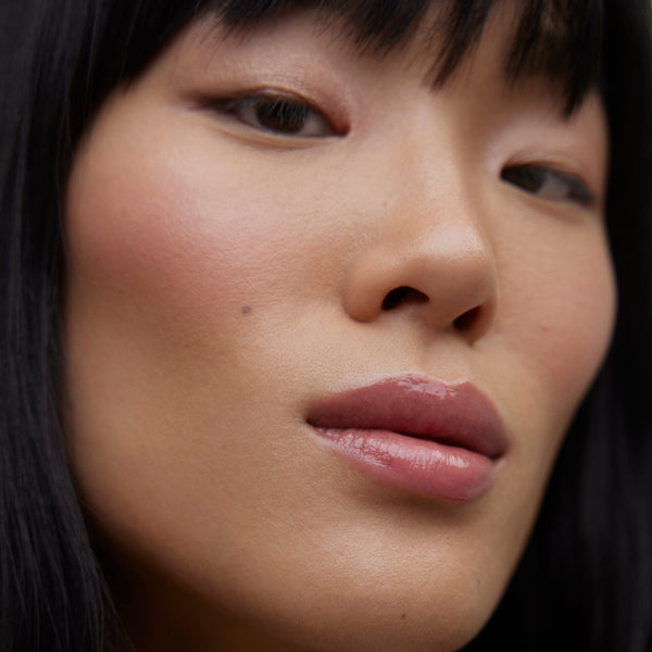 Wonderblush-La Laque Tinted Lip Oil-Makeup-LaLaque-ModelMediumSkin-Pulpe_1-The Detox Market | Pulpe - Nude blush