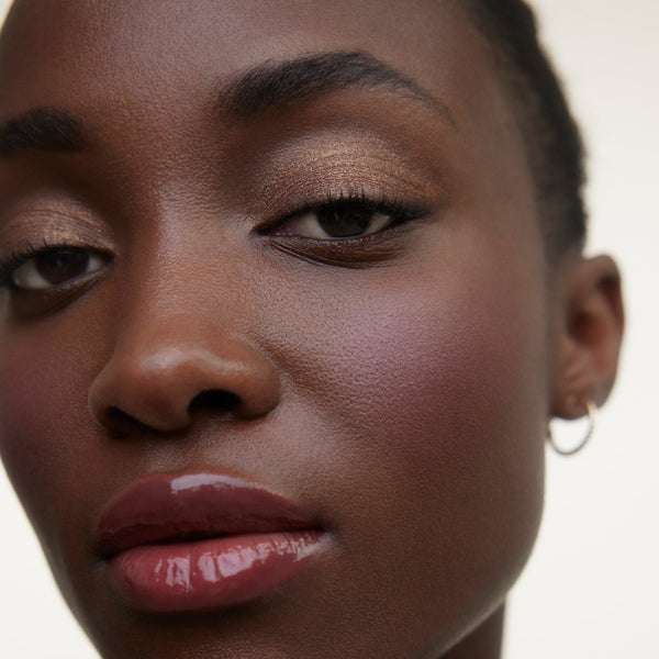 Wonderblush-La Lumière Liquid Eye Shadow-Makeup-LaLumiere-ModelDarkSkin-Bronze-The Detox Market | Bronze - Rich bronze