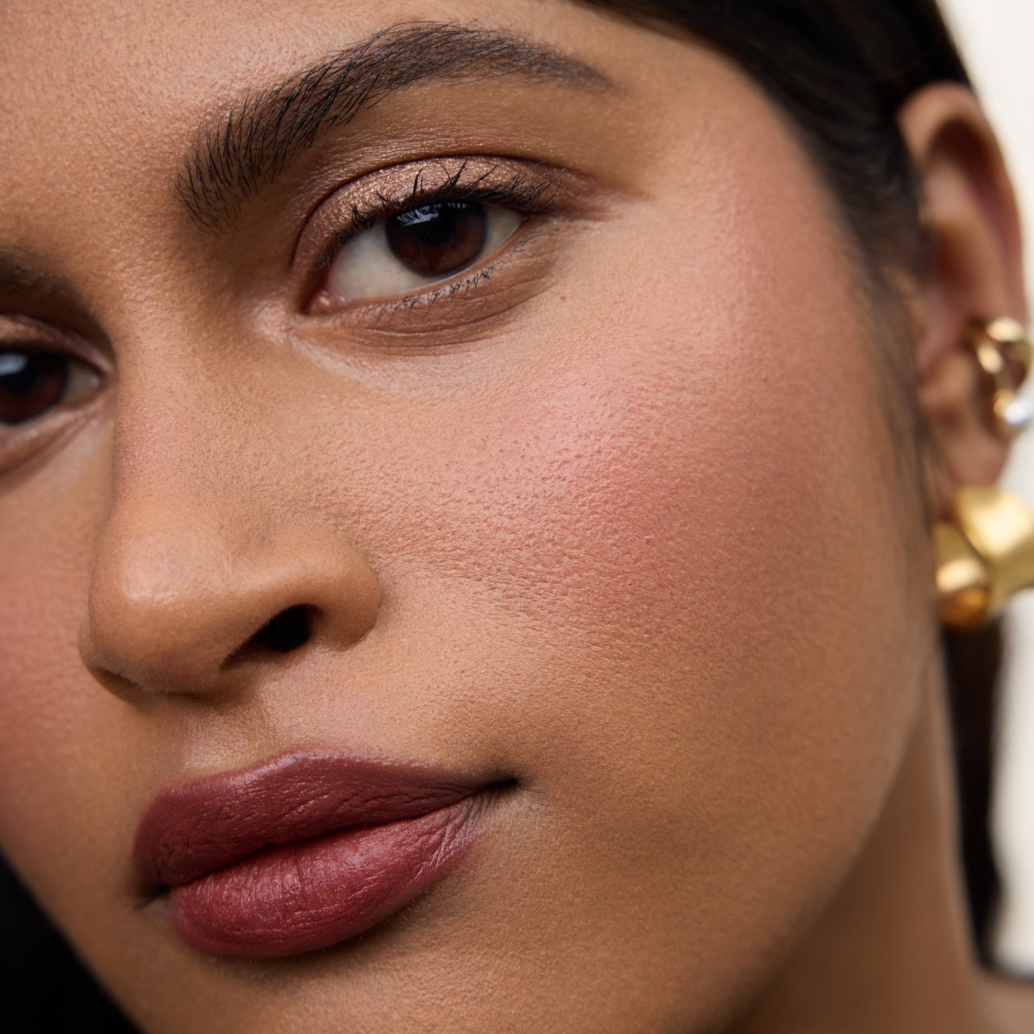 Wonderblush-La Lumière Liquid Eye Shadow-Makeup-LaLumiere-ModelDarkSkin-Bronze_8fc2e235-33ea-4941-b0b6-04e70fa634fd-The Detox Market | Bronze - Rich bronze