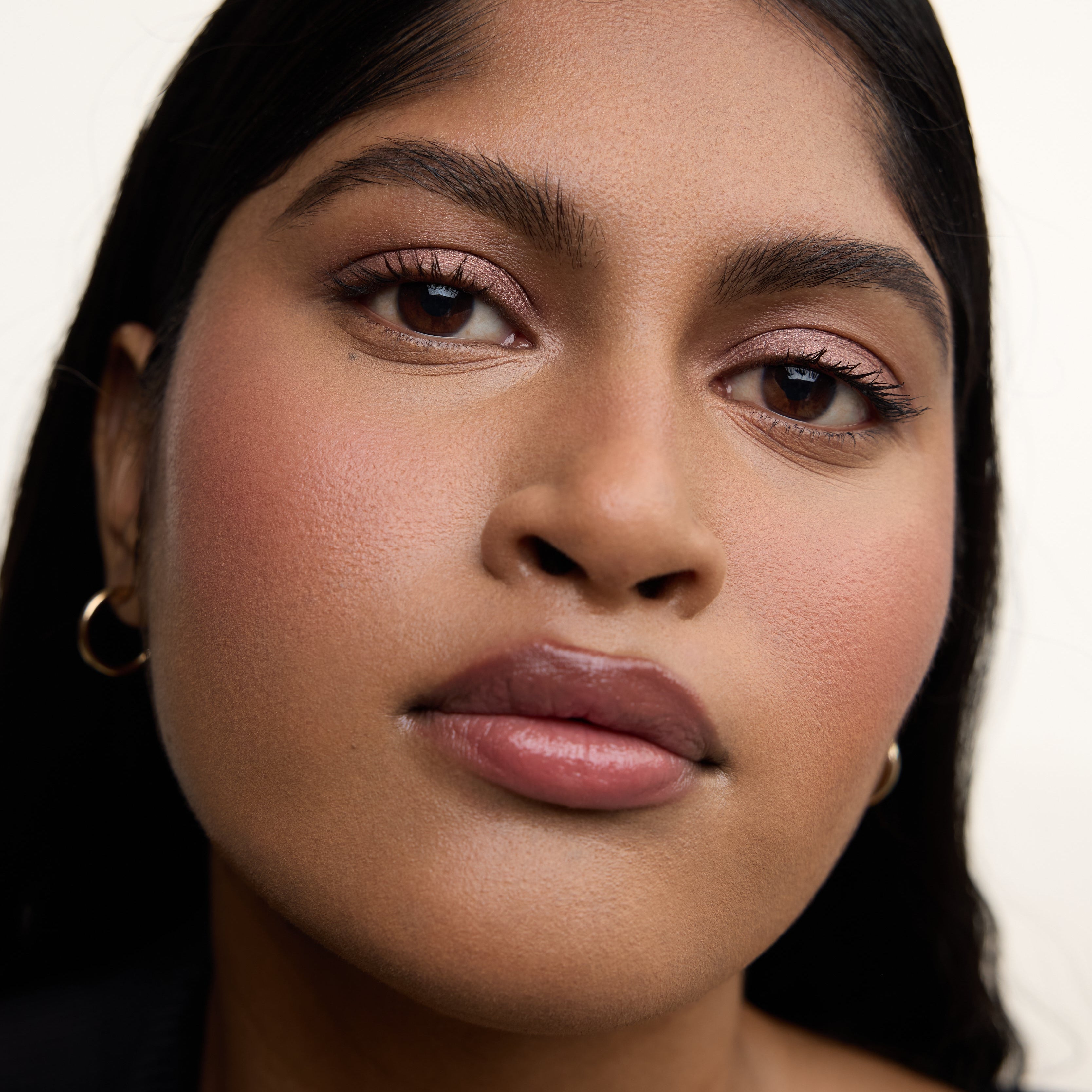 Wonderblush-La Lumière Liquid Eye Shadow-Makeup-LaLumiere-ModelDarkSkin-RoseDore-The Detox Market | Rose Dore - Rose gold with a hint of mauve
