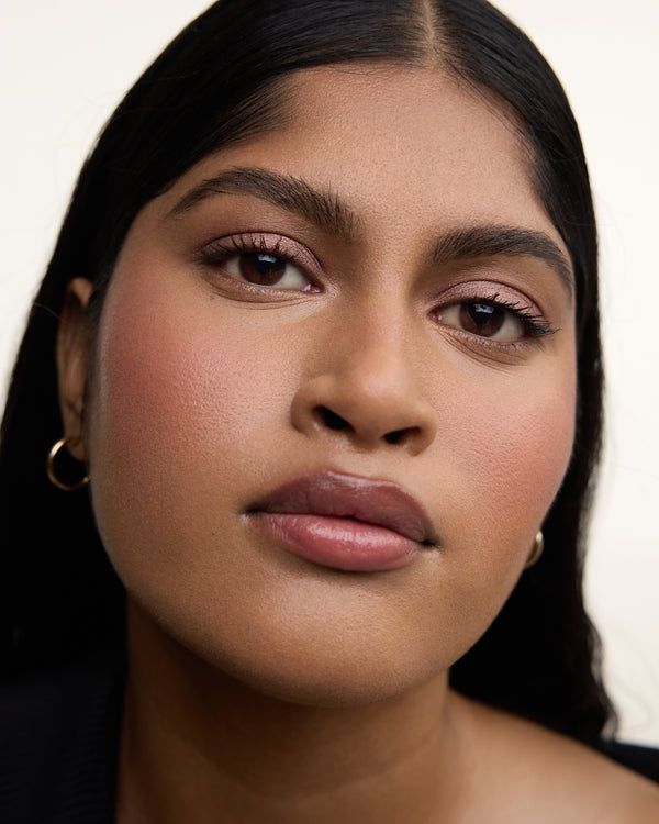Wonderblush-La Lumière Liquid Eye Shadow-Makeup-LaLumiere-ModelDarkSkin-RoseDore-The Detox Market | 