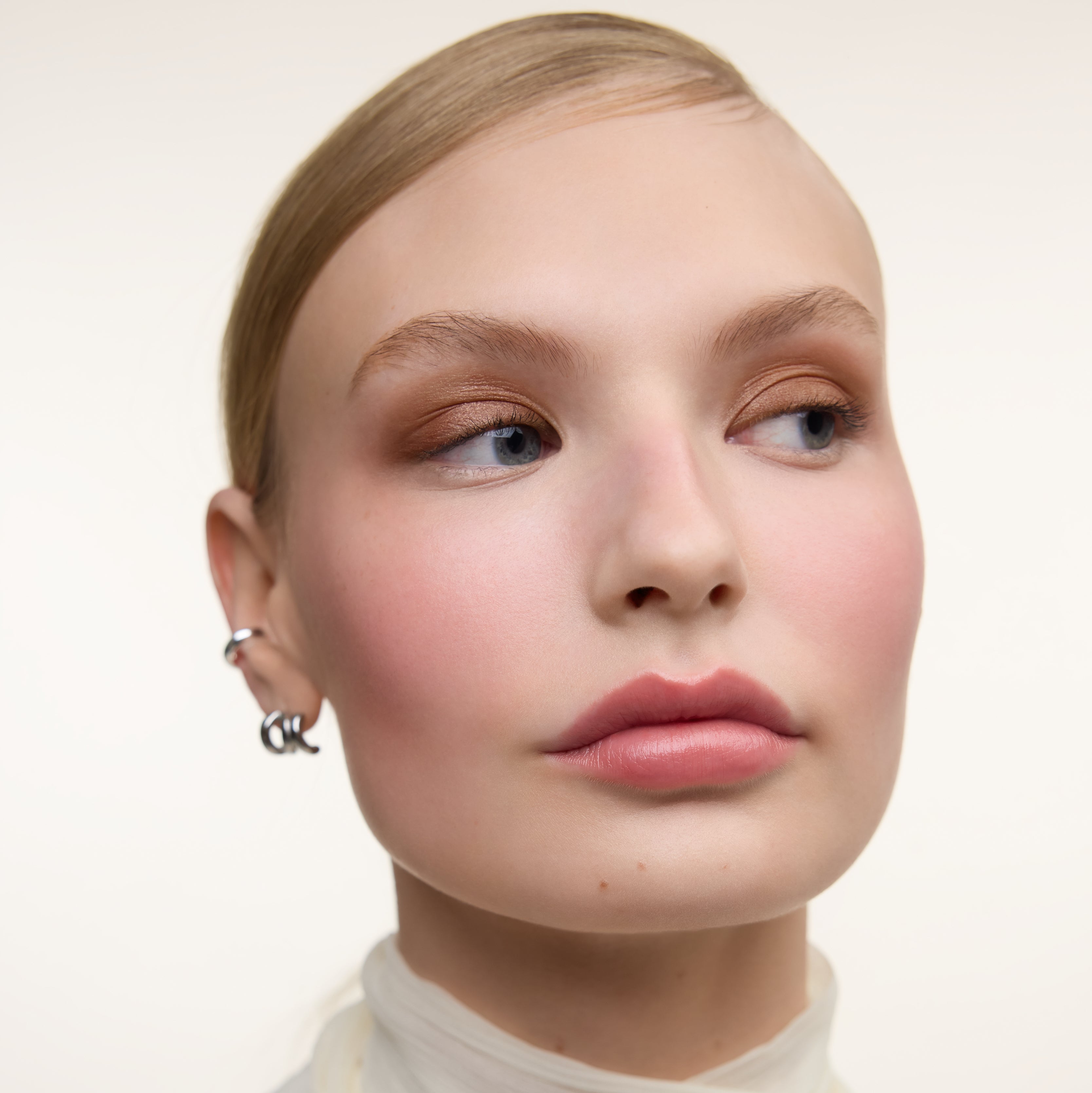 Wonderblush-La Lumière Liquid Eye Shadow-Makeup-LaLumiere-ModelLightSkin-Bronze_cff42d47-be18-4286-b9db-91a799160a59-The Detox Market | Bronze - Rich bronze