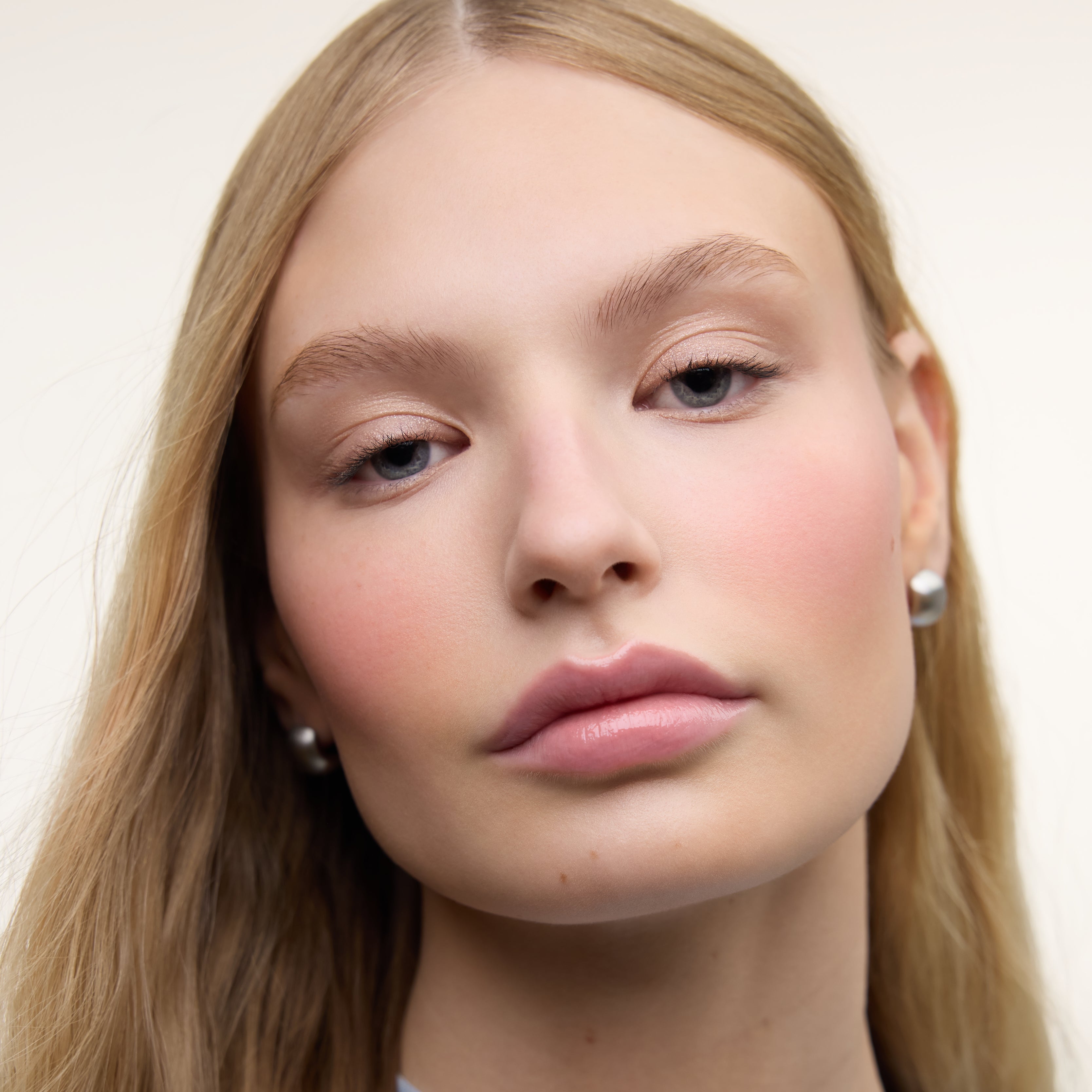 Wonderblush-La Lumière Liquid Eye Shadow-Makeup-LaLumiere-ModelLightSkin-Perle_1-The Detox Market | Perle - Pearl