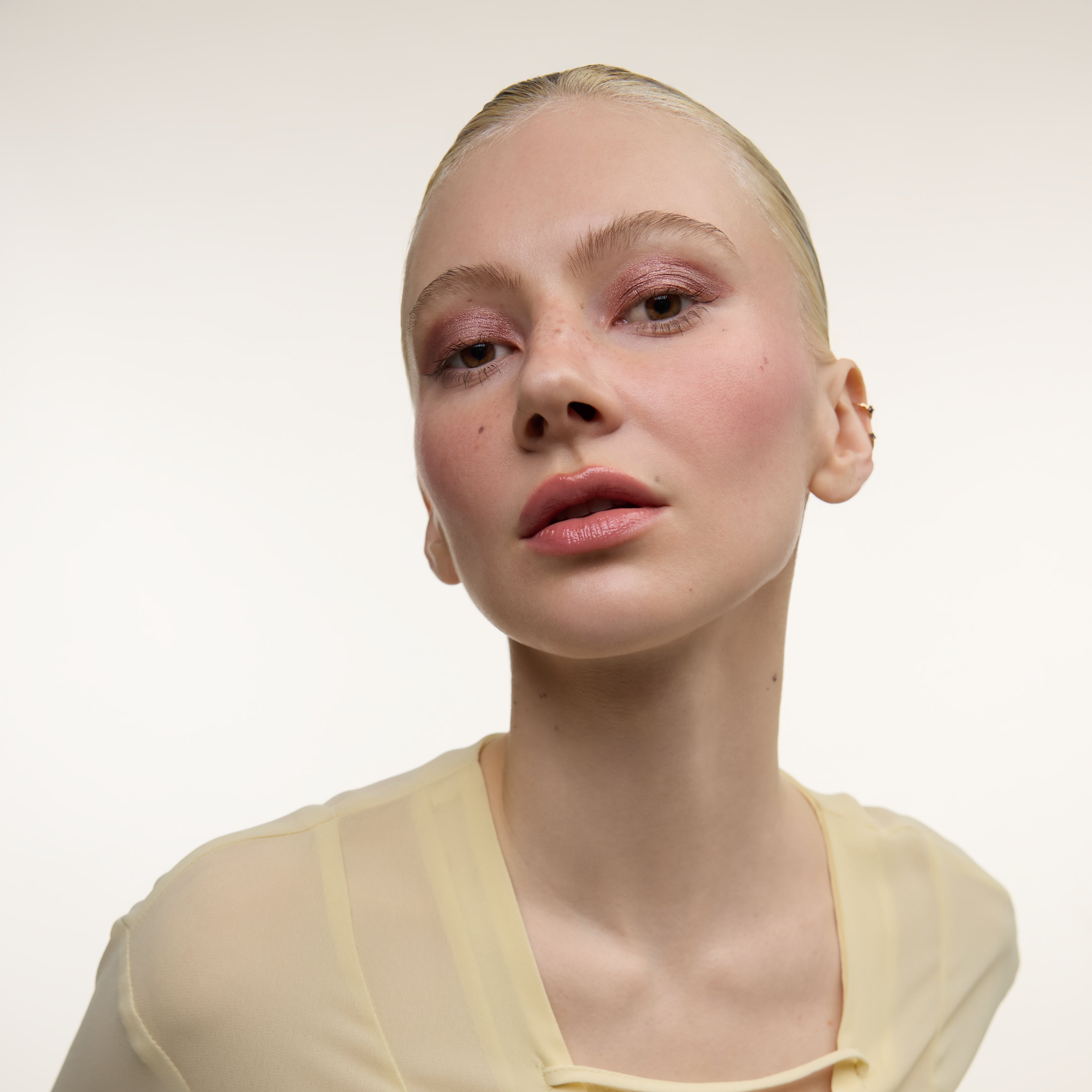 Wonderblush-La Lumière Liquid Eye Shadow-Makeup-LaLumiere-ModelLightSkin-RoseDore_1-The Detox Market | Rose Dore - Rose gold with a hint of mauve