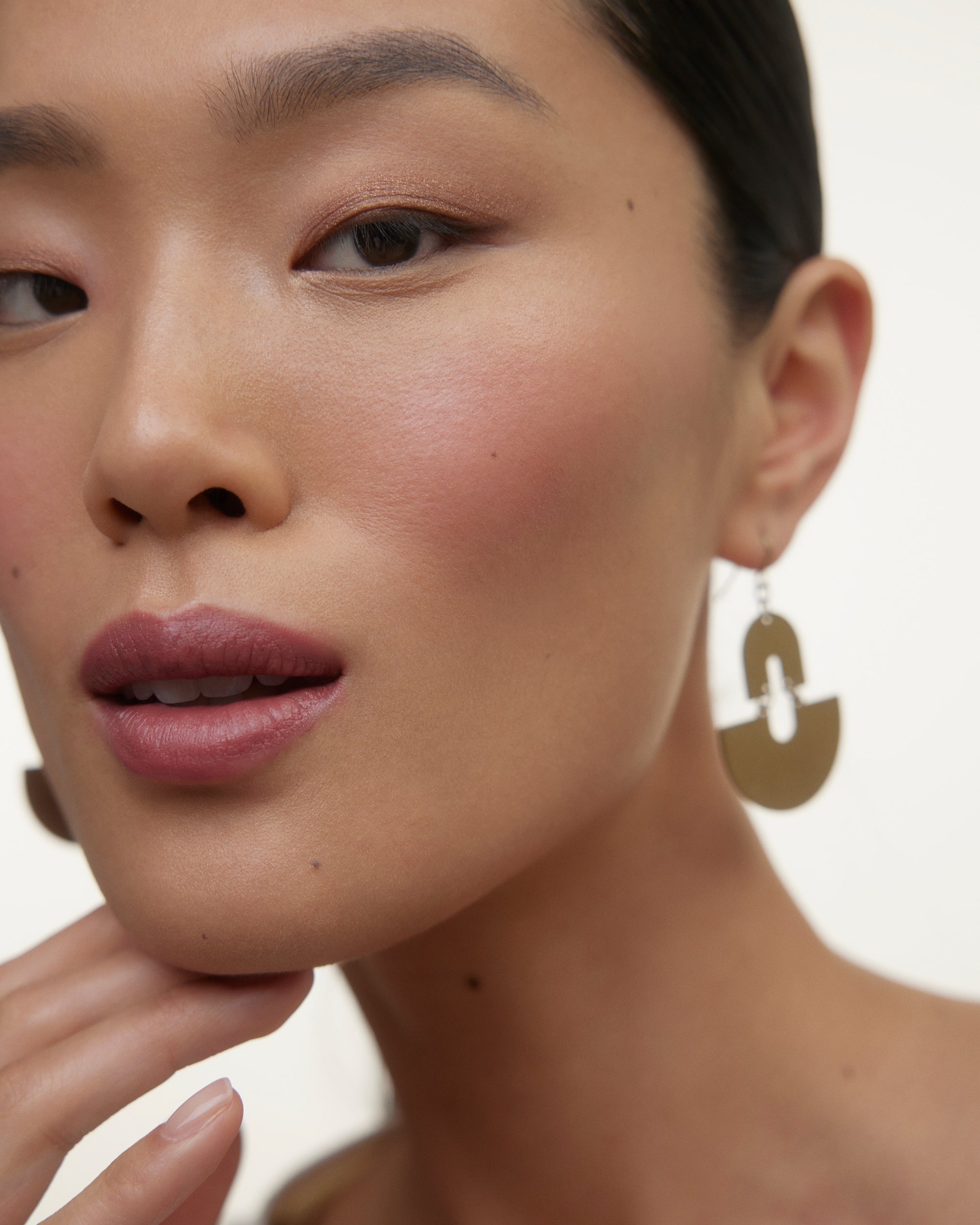 Wonderblush-La Lumière Liquid Eye Shadow-Makeup-LaLumiere-ModelMediumSkin-Bronze-The Detox Market | Bronze - Rich bronze