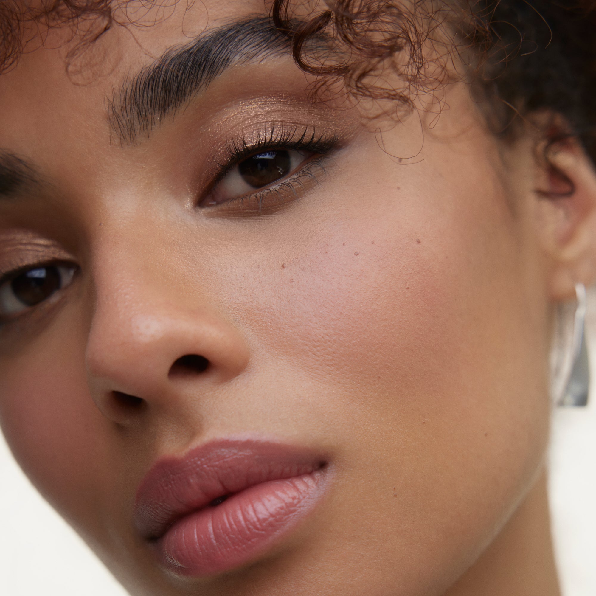 Wonderblush-La Lumière Liquid Eye Shadow-Makeup-LaLumiere-ModelMediumSkin-Bronze_1-The Detox Market | Bronze - Rich bronze