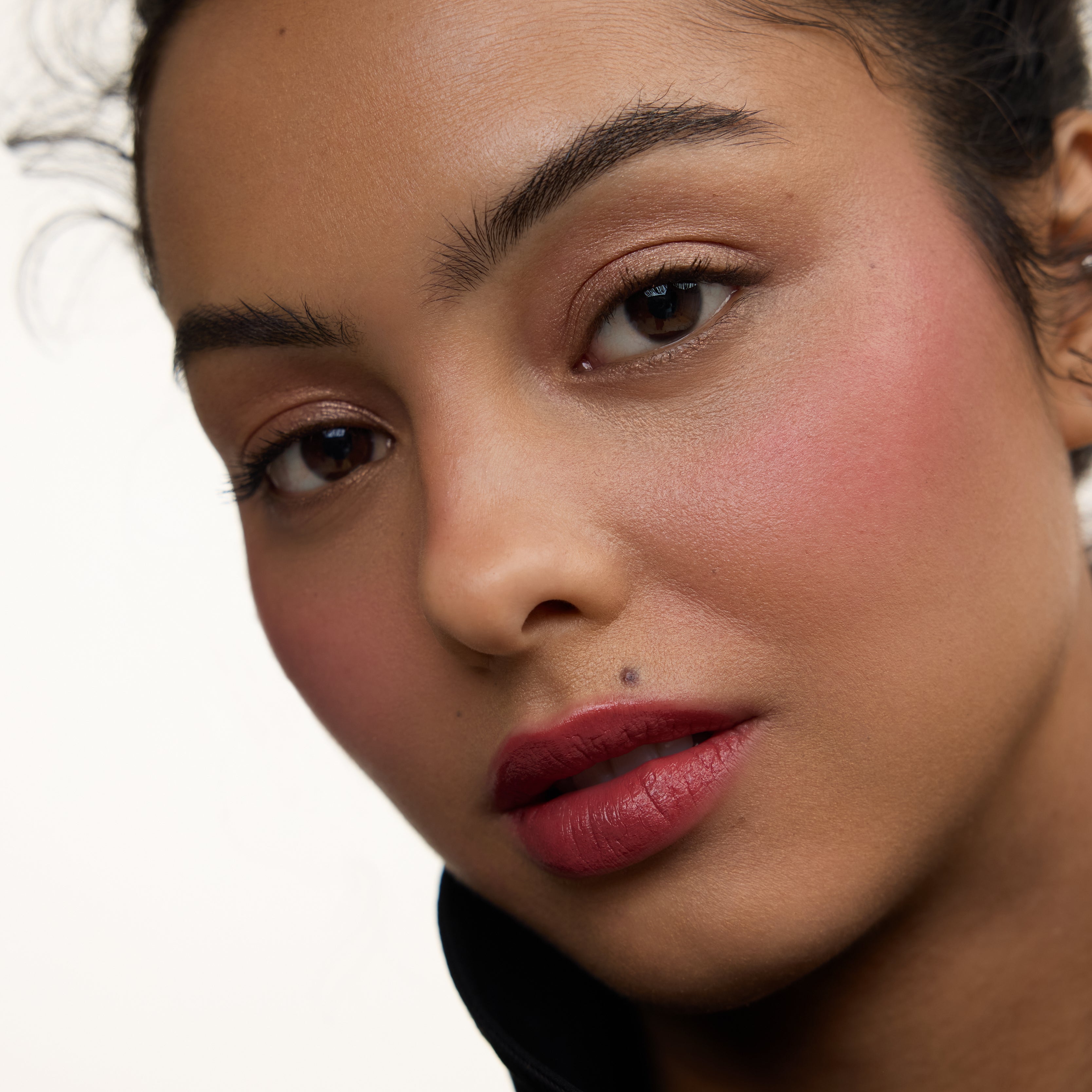 Wonderblush-La Lumière Liquid Eye Shadow-Makeup-LaLumiere-ModelMediumSkin-Coquillage-The Detox Market | Coquillage - Champagne