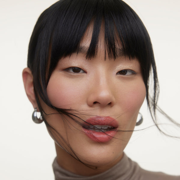 Wonderblush-Le Baume Tinted Lip Balm-Makeup-LeBaume-ModelLightSkin-Peche-The Detox Market | Peche - Nude peach