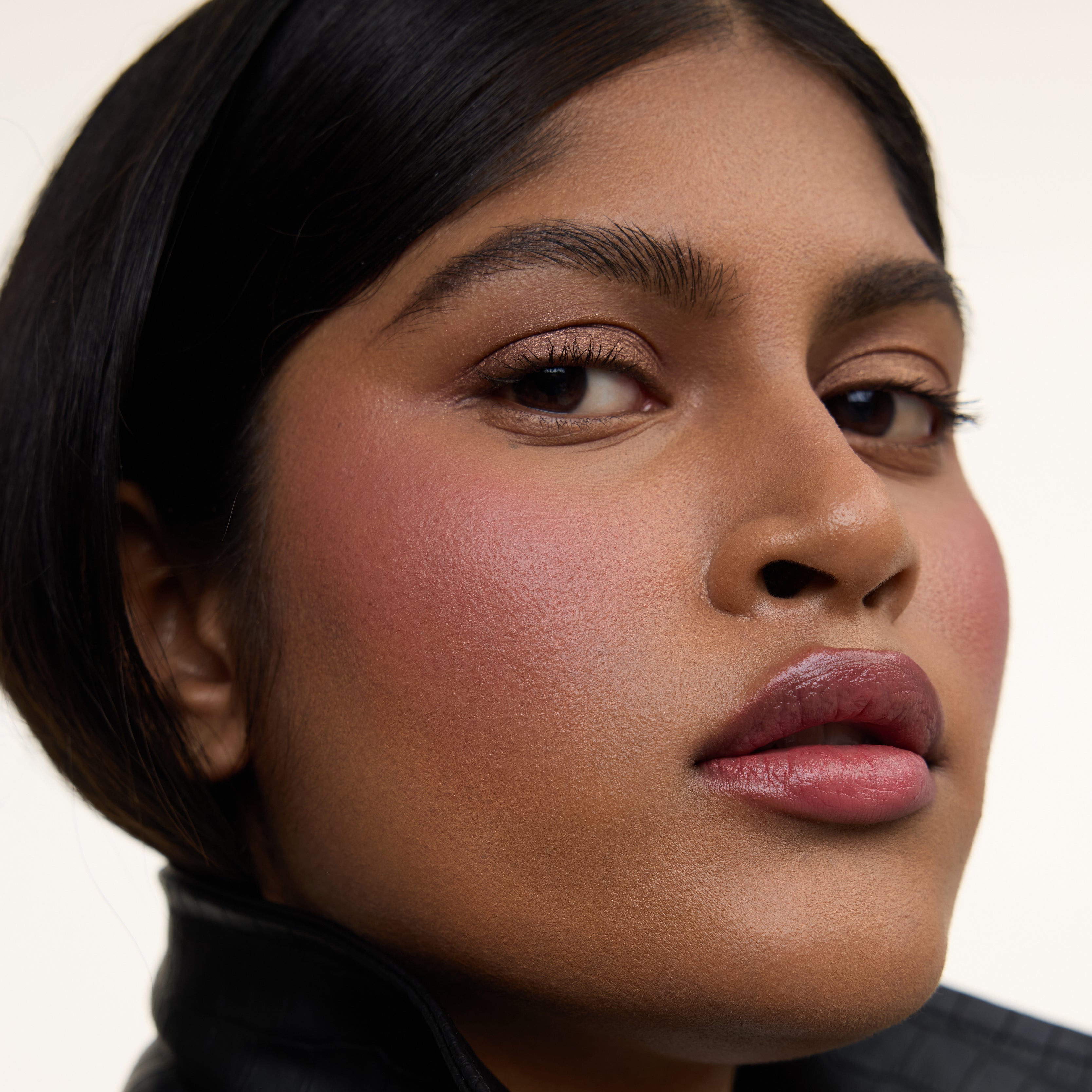 Wonderblush-Le Fard Blush Powder-Makeup-LeFard-ModelDarkSkin-Framboise_0cd5c0c3-ef75-4812-b2c2-f0c541528018-The Detox Market | Framboise - Plum berry