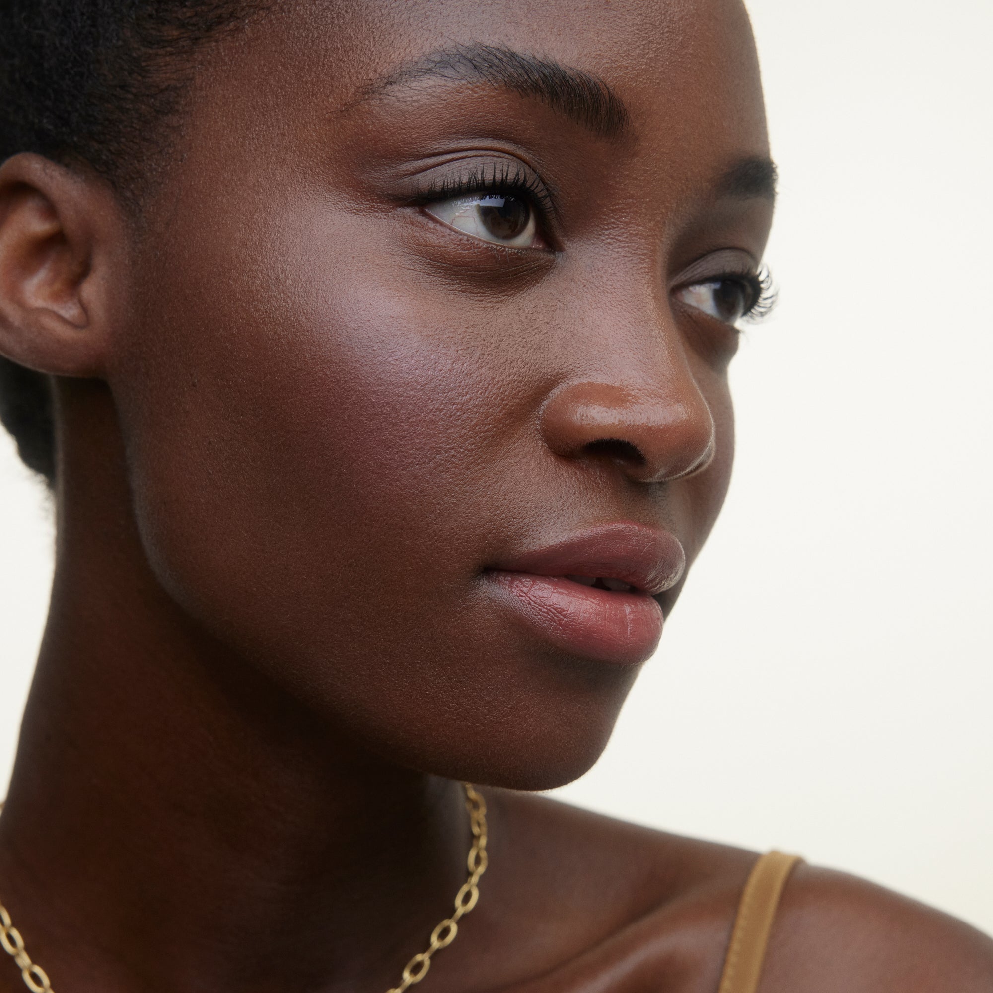 Wonderblush-Le Fard Blush Powder-Makeup-LeFard-ModelDarkSkin-Framboise_2bcdb6ed-2641-45f8-9275-f6945073f2b9-The Detox Market | Framboise - Plum berry