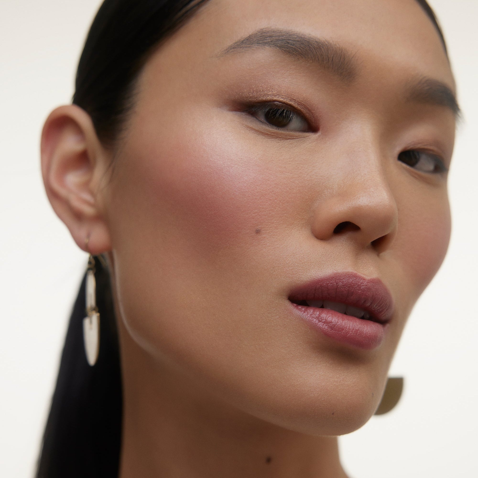 Wonderblush-Le Fard Blush Powder-Makeup-LeFard-ModelLightSkin-Framboise_71641f18-ea7b-4f3d-9f33-77aa24c47720-The Detox Market | Framboise - Plum berry