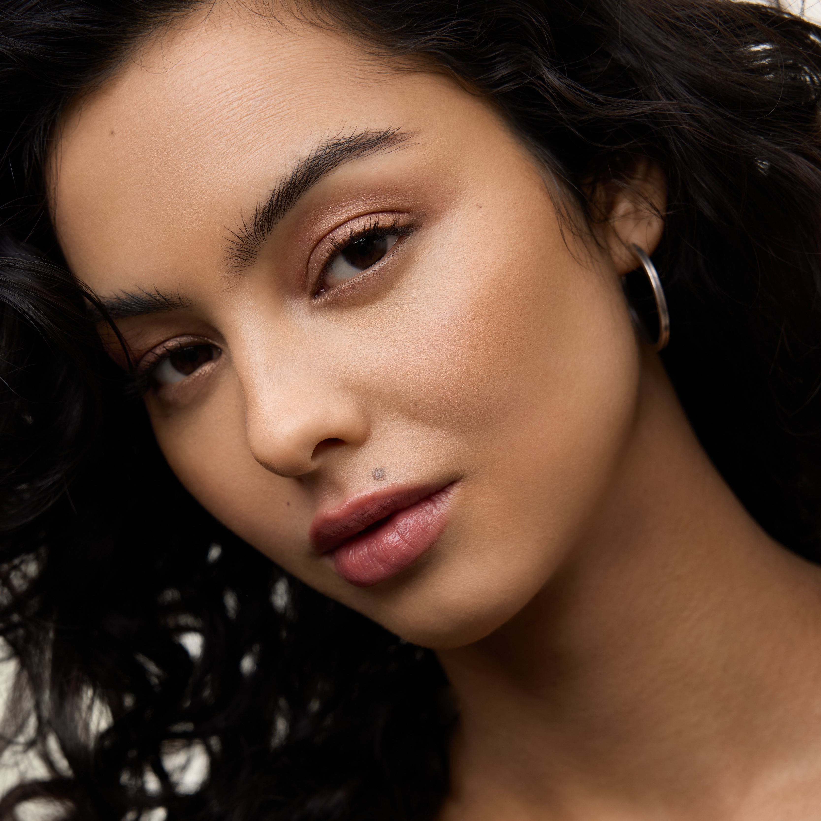 Wonderblush-Le Hâle Bronzing Powder-Makeup-LeHale-ModelMediumSkin-Sable_7cef2011-a3cb-4d77-bac6-86b37696769c-The Detox Market | Sable - Light