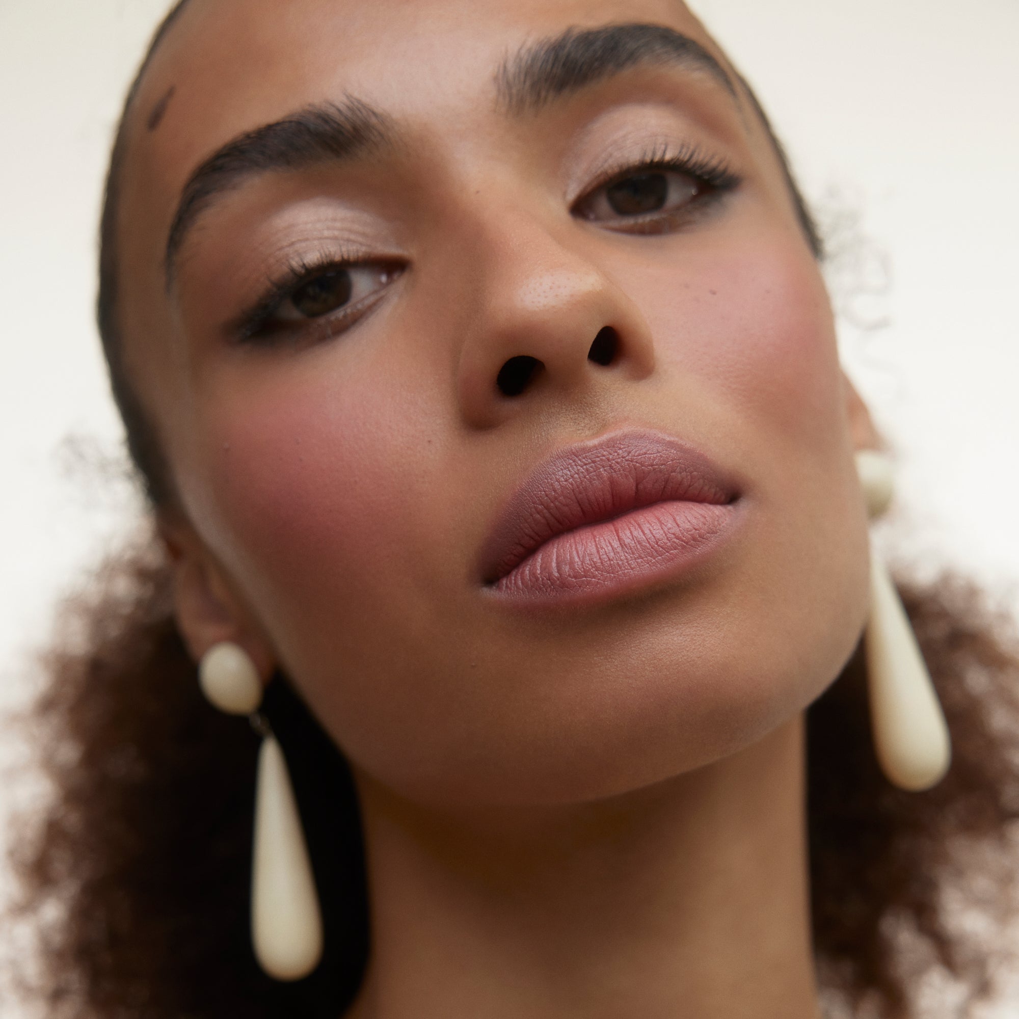 Wonderblush-Le Rouge Lipstick-Makeup-LeRouge-ModelMediumSkin-Magnolia-The Detox Market | Magnolia - Soft mauve pink