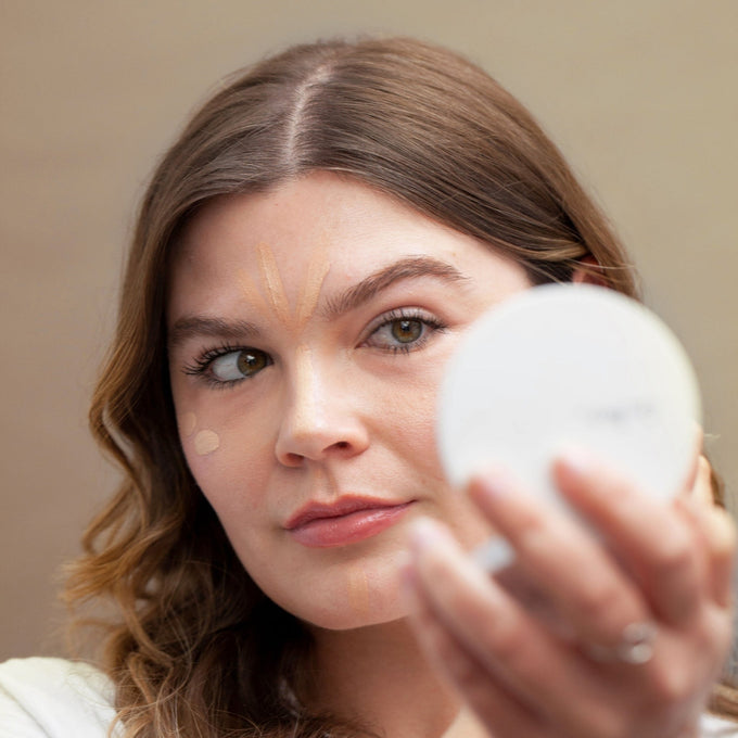 Lychee Crème Corrector - Makeup - Ere Perez - ere-perez-Pausha-look1-09 - The Detox Market | Tres – Bisque